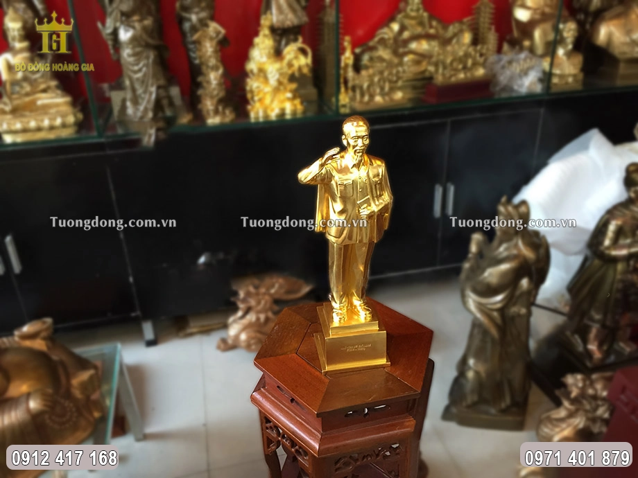 Toàn bộ bề mặt bức tượng được thếp vàng 9999 sang trọng